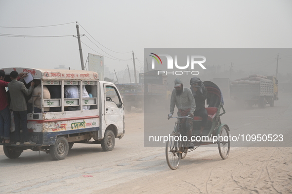 People Make Their Move In A Dusty Busy Road In Dhaka City, Bangladesh, On January 30, 2024. Dhaka City's Air Was Classified As 'very Unhealt...