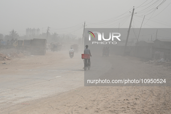 People Make Their Move In A Dusty Busy Road In Dhaka City, Bangladesh, On January 30, 2024. Dhaka City's Air Was Classified As 'very Unhealt...