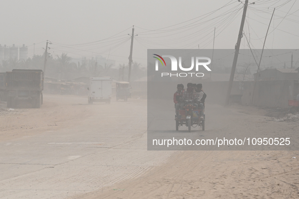 People Make Their Move In A Dusty Busy Road In Dhaka City, Bangladesh, On January 30, 2024. Dhaka City's Air Was Classified As 'very Unhealt...