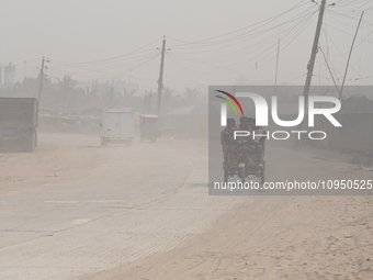 People Make Their Move In A Dusty Busy Road In Dhaka City, Bangladesh, On January 30, 2024. Dhaka City's Air Was Classified As 'very Unhealt...