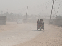 People Make Their Move In A Dusty Busy Road In Dhaka City, Bangladesh, On January 30, 2024. Dhaka City's Air Was Classified As 'very Unhealt...