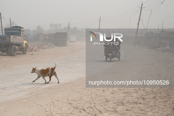 People Make Their Move In A Dusty Busy Road In Dhaka City, Bangladesh, On January 30, 2024. Dhaka City's Air Was Classified As 'very Unhealt...