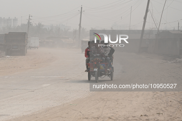 People Make Their Move In A Dusty Busy Road In Dhaka City, Bangladesh, On January 30, 2024. Dhaka City's Air Was Classified As 'very Unhealt...