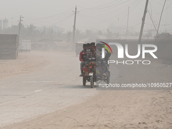 People Make Their Move In A Dusty Busy Road In Dhaka City, Bangladesh, On January 30, 2024. Dhaka City's Air Was Classified As 'very Unhealt...