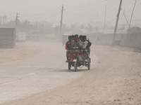 People Make Their Move In A Dusty Busy Road In Dhaka City, Bangladesh, On January 30, 2024. Dhaka City's Air Was Classified As 'very Unhealt...