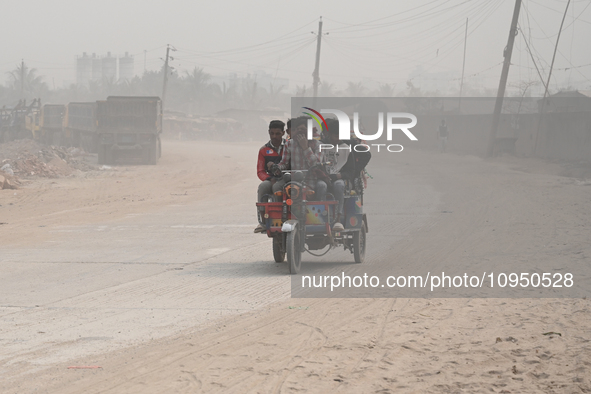 People Make Their Move In A Dusty Busy Road In Dhaka City, Bangladesh, On January 30, 2024. Dhaka City's Air Was Classified As 'very Unhealt...