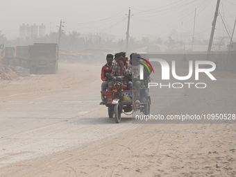 People Make Their Move In A Dusty Busy Road In Dhaka City, Bangladesh, On January 30, 2024. Dhaka City's Air Was Classified As 'very Unhealt...