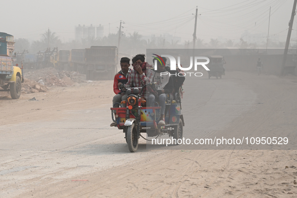 People Make Their Move In A Dusty Busy Road In Dhaka City, Bangladesh, On January 30, 2024. Dhaka City's Air Was Classified As 'very Unhealt...