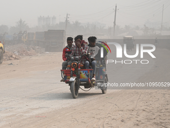 People Make Their Move In A Dusty Busy Road In Dhaka City, Bangladesh, On January 30, 2024. Dhaka City's Air Was Classified As 'very Unhealt...