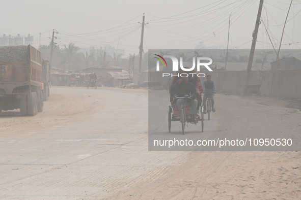 People Make Their Move In A Dusty Busy Road In Dhaka City, Bangladesh, On January 30, 2024. Dhaka City's Air Was Classified As 'very Unhealt...