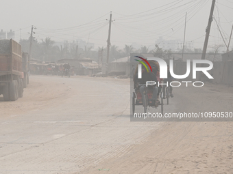 People Make Their Move In A Dusty Busy Road In Dhaka City, Bangladesh, On January 30, 2024. Dhaka City's Air Was Classified As 'very Unhealt...