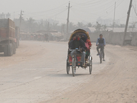 People Make Their Move In A Dusty Busy Road In Dhaka City, Bangladesh, On January 30, 2024. Dhaka City's Air Was Classified As 'very Unhealt...