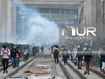 People Make Their Move As A Garbage Fire Creates Toxic Smoke Beside A Road In Dhaka, Bangladesh, On January 31, 2024. Dhaka City's Air Was C...