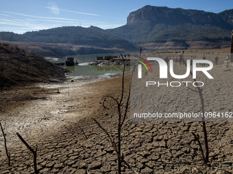 Hundreds of people are visiting the old town of Sant Roma de Sau, where normally the water of the Sau reservoir would almost completely cove...