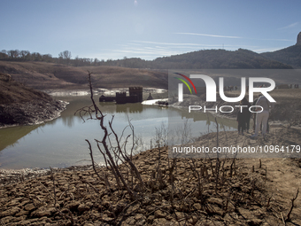 Hundreds of people are visiting the old town of Sant Roma de Sau, where normally the water of the Sau reservoir would almost completely cove...