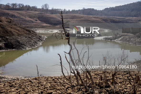 Hundreds of people are visiting the old town of Sant Roma de Sau, where normally the water of the Sau reservoir would almost completely cove...