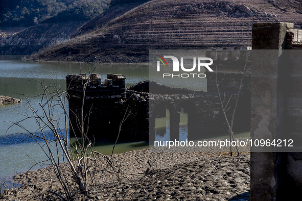 Hundreds of people are visiting the old town of Sant Roma de Sau, where normally the water of the Sau reservoir would almost completely cove...