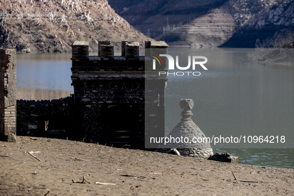 Hundreds of people are visiting the old town of Sant Roma de Sau, where normally the water of the Sau reservoir would almost completely cove...