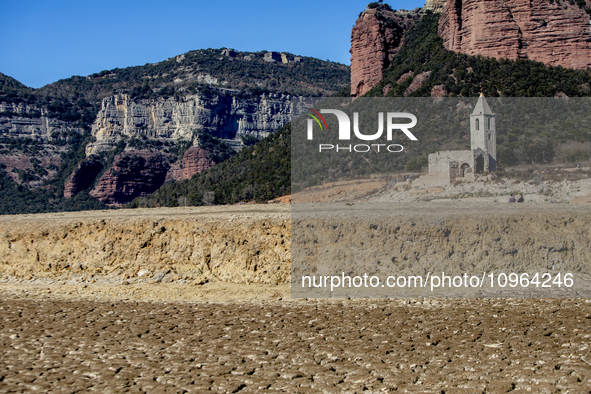 Hundreds of people are visiting the old town of Sant Roma de Sau, where normally the water of the Sau reservoir would almost completely cove...