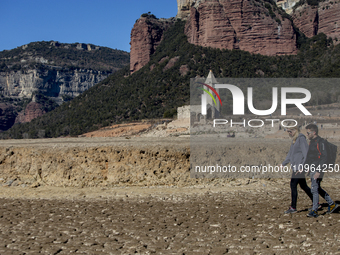 Hundreds of people are visiting the old town of Sant Roma de Sau, where normally the water of the Sau reservoir would almost completely cove...