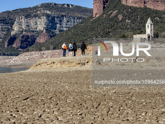 Hundreds of people are visiting the old town of Sant Roma de Sau, where normally the water of the Sau reservoir would almost completely cove...