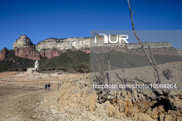 Hundreds of people are visiting the old town of Sant Roma de Sau, where normally the water of the Sau reservoir would almost completely cove...