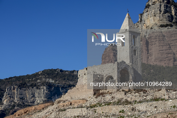 Hundreds of people are visiting the old town of Sant Roma de Sau, where normally the water of the Sau reservoir would almost completely cove...