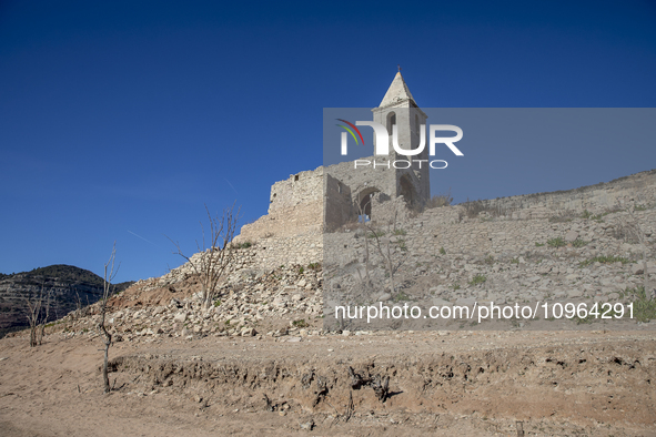 Hundreds of people are visiting the old town of Sant Roma de Sau, where normally the water of the Sau reservoir would almost completely cove...