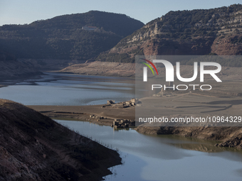 Hundreds of people are visiting the old town of Sant Roma de Sau, where normally the water of the Sau reservoir would almost completely cove...