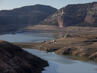 Hundreds of people are visiting the old town of Sant Roma de Sau, where normally the water of the Sau reservoir would almost completely cove...