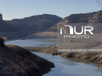 Hundreds of people are visiting the old town of Sant Roma de Sau, where normally the water of the Sau reservoir would almost completely cove...