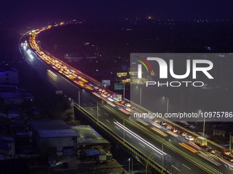 A large number of vehicles are traveling slowly on the section of the Huaian Bridge on the Changzhou-Shenzhen Expressway in Huai'an, China,...