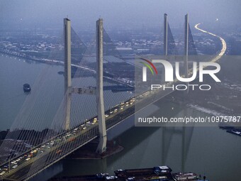 A large number of vehicles are traveling slowly on the section of the Huaian Bridge on the Changzhou-Shenzhen Expressway in Huai'an, China,...