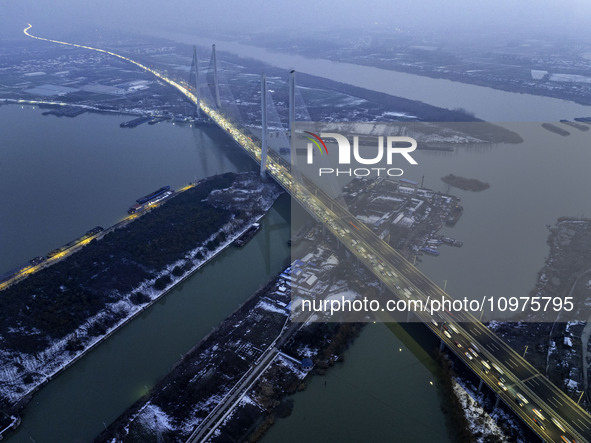 A large number of vehicles are traveling slowly on the section of the Huaian Bridge on the Changzhou-Shenzhen Expressway in Huai'an, China,...