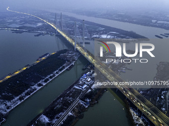 A large number of vehicles are traveling slowly on the section of the Huaian Bridge on the Changzhou-Shenzhen Expressway in Huai'an, China,...