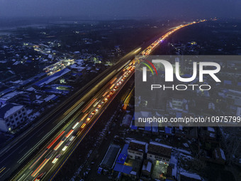 A large number of vehicles are traveling slowly on the section of the Huaian Bridge on the Changzhou-Shenzhen Expressway in Huai'an, China,...