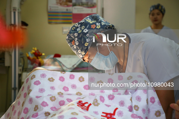 Medical staff and family members are accompanying a woman who is giving birth at the Maternal and Child Health Hospital in Zaozhuang, Shando...