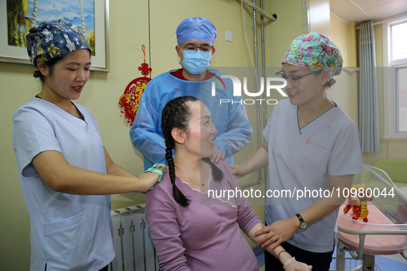 Medical staff and family members are accompanying a woman who is giving birth at the Maternal and Child Health Hospital in Zaozhuang, Shando...