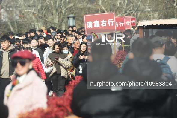 People are crowding on the broken West Lake Bridge in Hangzhou, Zhejiang Province, China, on February 11, 2024. 