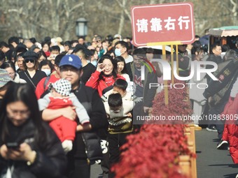 People are crowding on the broken West Lake Bridge in Hangzhou, Zhejiang Province, China, on February 11, 2024. (