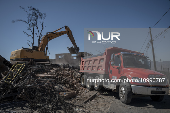 People are carrying out reconstruction work in Villa Independencia, a place devastated by the mega fire. 