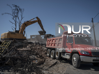 People are carrying out reconstruction work in Villa Independencia, a place devastated by the mega fire. (