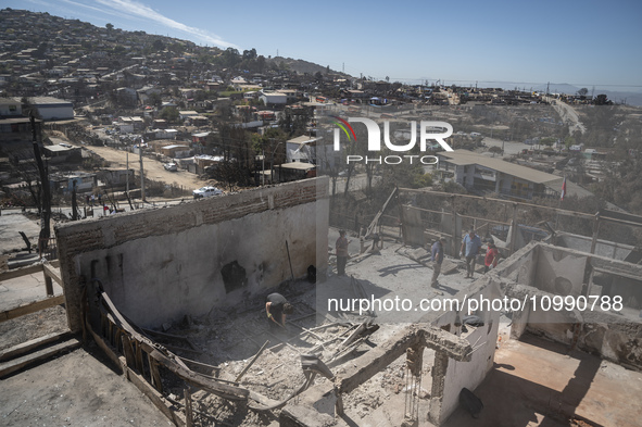 People are carrying out reconstruction work in Villa Independencia, a place devastated by the mega fire. 