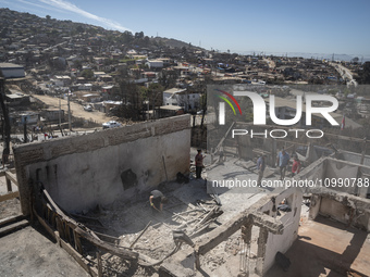 People are carrying out reconstruction work in Villa Independencia, a place devastated by the mega fire. (