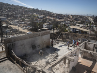 People are carrying out reconstruction work in Villa Independencia, a place devastated by the mega fire. (