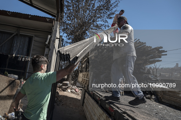 People are carrying out reconstruction work in Villa Independencia, a place devastated by the mega fire. 