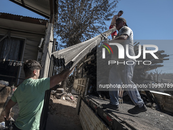 People are carrying out reconstruction work in Villa Independencia, a place devastated by the mega fire. (