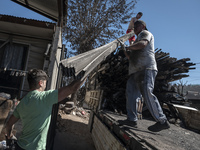 People are carrying out reconstruction work in Villa Independencia, a place devastated by the mega fire. (