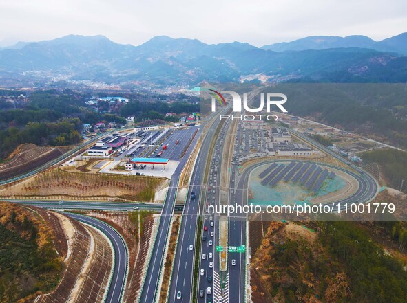 A large number of vehicles are traveling slowly on the Shanghai-Wuhai Expressway in Yuexi County, Anqing City, Anhui Province, China, on Feb...