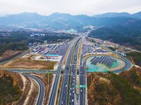 A large number of vehicles are traveling slowly on the Shanghai-Wuhai Expressway in Yuexi County, Anqing City, Anhui Province, China, on Feb...